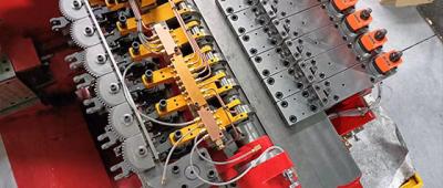 As máquinas de encabeçamento a frio com várias estações são precisas?