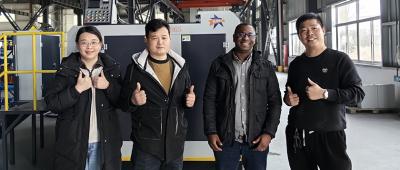 Os clientes visitam a fábrica de depilação